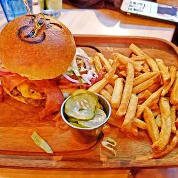 Richmond Republic - Classic cheeseburger with bacon - American Near Me - Staten Island, New York Richmond Republic - Classic cheeseburger with bacon - American Near Me - Staten Island, New York