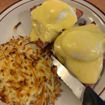 Spurs Cafe - Eggs Benedict with hash browns - American Near Me - Wickenburg, Arizona