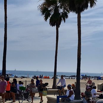 Venice Beach Boardwalk - Varied crowd locals and tourists - Beaches Near Me - Venice, California Venice Beach Boardwalk - Varied crowd locals and tourists - Beaches Near Me - Venice, California