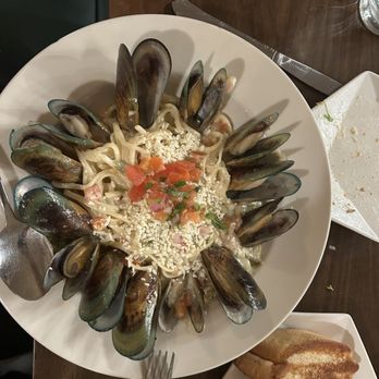 The Badger's Den - Southwestern Mussels 1lb of steamed New Zealand Mussels served over linguini with a green chile cream sauce, pico de gallo and cotija che - Barbeque Near Me - Prescott, Arizona
