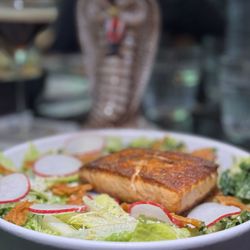 Gilly's Clubhouse - Super Greens Salad with Salmon