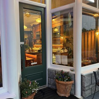 B's Beacon - The charm of this place overlooking the lake! We closed it down, they were so nice to keep it open for us so we could eat more! - Bars Near Me - Hope, Idaho