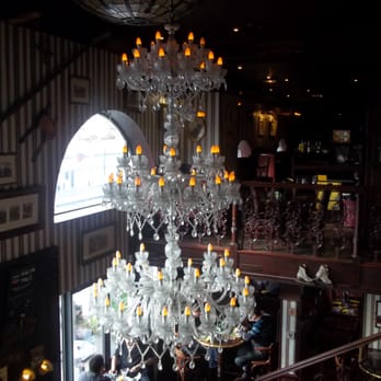 The Central Pub - Le sublime lustre qui orne les escaliers de la brasserie ! - Bistros Near Me - Bordeaux, 33 The Central Pub - Le sublime lustre qui orne les escaliers de la brasserie ! - Bistros Near Me - Bordeaux, 33
