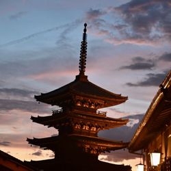 Green's Travel - Temple in Kyoto at night