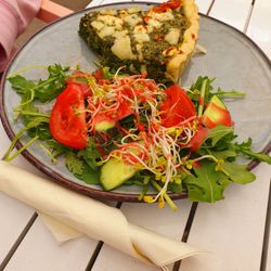 Einfach Rosa - Quiche mit Salat