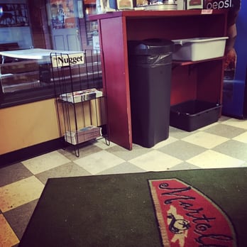 Martolli's - Entrance view. Very tastefully done. Simple place to grab a tasty slice of pizza. - Pizza Near Me - Sisters, Oregon