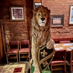 Robbie's Grille - Lion
