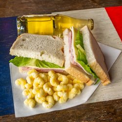 The Salty Shack - The Skipper! * Kids Meal
Ham, provolone and romaine on sourdough with mayo packet on the side. Includes: Pirates Booty & Martinelli's