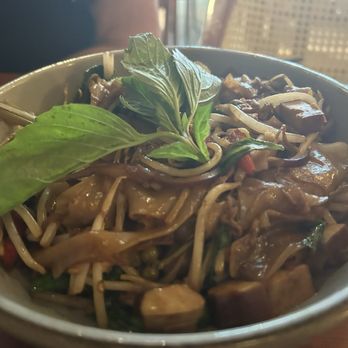 Elephant Ear Thai Restaurant - Asian Fusion Near Me - New York, New York