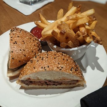 Moxies Kitchener Restaurant - Kid's cheeseburger, she says it's delicious and wants to come back! - Canadian (New) Near Me - Kitchener, Ontario