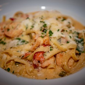 PrimeTime Restaurant - LOBSTER & SHRIMP FETTUCCINE parmesan roasted garlic cream, tomatoes, asparagus tips - Breakfast & Brunch Near Me - College Park, Maryland