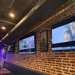 Ellie’s Tavern - Interior decor