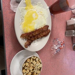 Bacon eggs chili and tea.