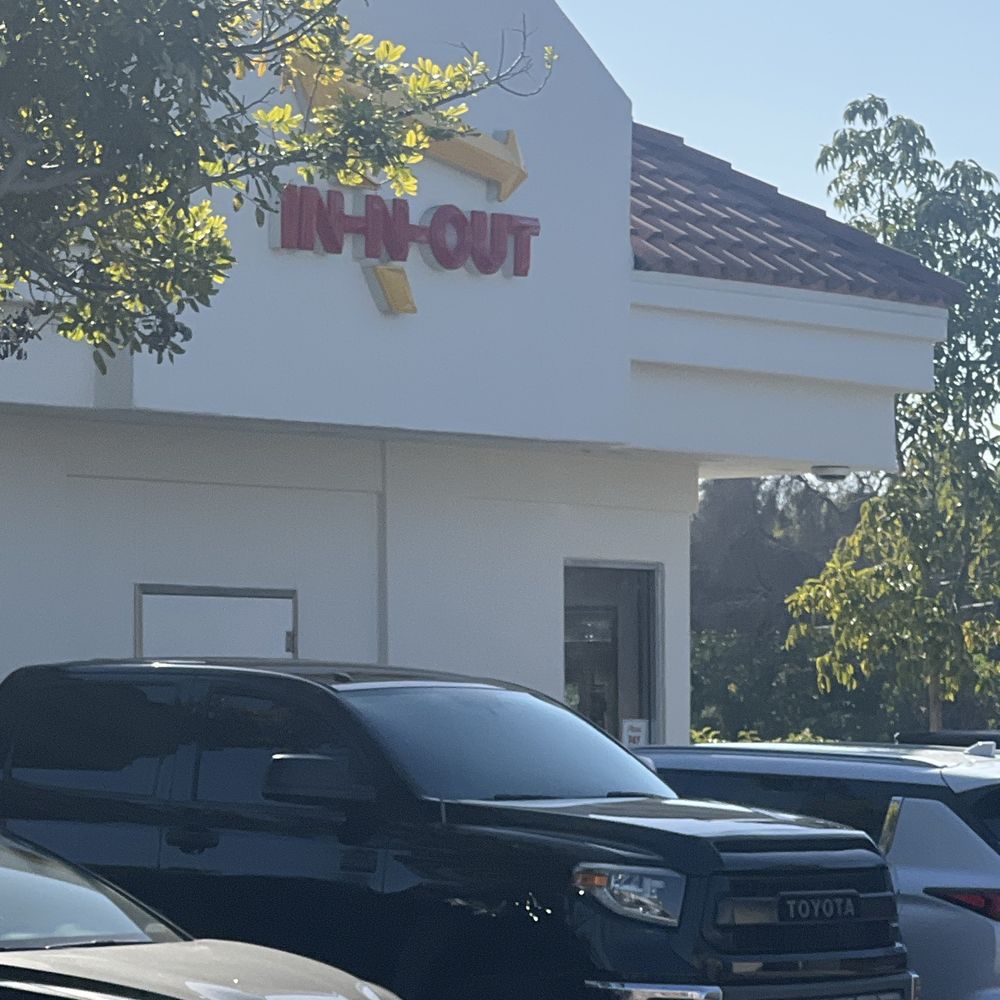 In-N-Out Burger - typical perfectly sunny day at In-N-Out Burger, Pacific Beach San Diego - Burgers Near Me - Pacific Beach, California In-N-Out Burger - typical perfectly sunny day at In-N-Out Burger, Pacific Beach San Diego - Burgers Near Me - Pacific Beach, California