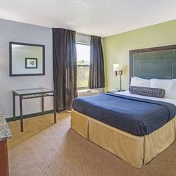 Days Inn by Wyndham Great Lakes - N. Chicago - 1 Queen Bed Room