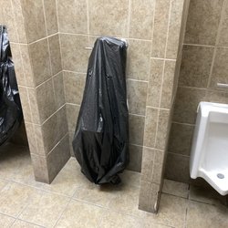 Mobil - only one (of three) functioning urinals