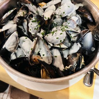 Le Lion d'Or - Don't mess around and get the mussels with the blue cheese cream - French Near Me - Saint-Malo, 35 Le Lion d'Or - Don't mess around and get the mussels with the blue cheese cream - French Near Me - Saint-Malo, 35
