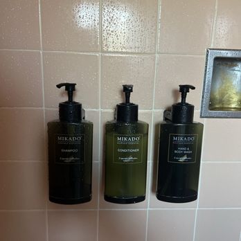 Robinhood Resort - Our body wash was empty & shampoo was almost empty. - Big Bear Lake, CA