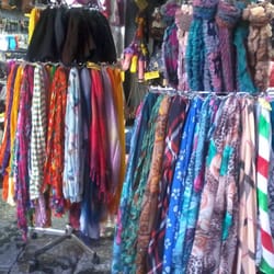 Mister X Fashion Woman - i foulard e le sciarpe esposte all'esterno