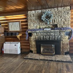 Pine Lodge - Entry and bar area.