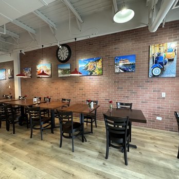 Aroma Italia - Super cute & Clean! - Pizza Near Me - Honolulu, Hawaii