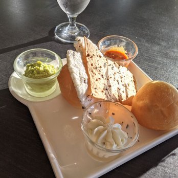 Kō - Complimentary bread with crackers and dip - Seafood Near Me - Maui, Hawaii