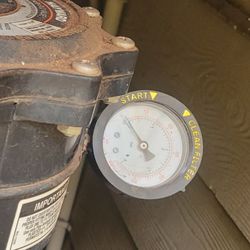 Aquapulco - This is a water pressure gauge. A pool cleaner should read it and know when to backflush the filter or clean the pump impeller.