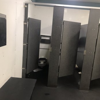 LA Kings Iceland at Paramount - Dirty ass bathroom that looks like people don't ever clean - Skating Rinks Near Me - Paramount, California