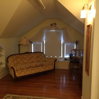The Decker House Bed & Breakfast - Magnolia suite couch - Hotels Near Me - Mason City, Iowa