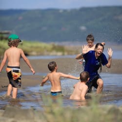 Village-Vacances Petit-Saguenay - La recette du bonheur : du sable, de l'eau et une animatrice exubérante.