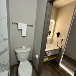 Days Inn By Wyndham - Standard Guest Room Bathroom