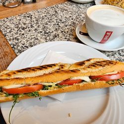Ihle-Café - Mozzarella-Baguette 4,89€ & großer Milchkaffee 3,70€