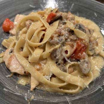 Norman Rose Tavern - Chicken Fettuccine Alfredo - New American Near Me - Napa, California Norman Rose Tavern - Chicken Fettuccine Alfredo - New American Near Me - Napa, California