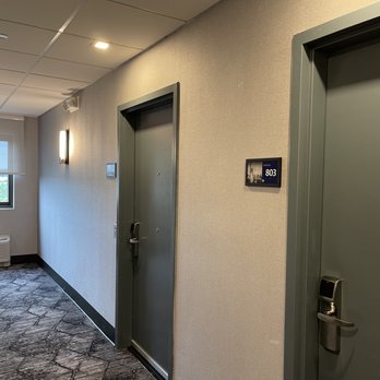 Hampton Inn Newark Airport - 8th Floor Hallway - Hotels Near Me - Newark, New Jersey Hampton Inn Newark Airport - 8th Floor Hallway - Hotels Near Me - Newark, New Jersey