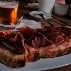 Almansa Tapas - Tostón andaluz de presa ibérica y jamón