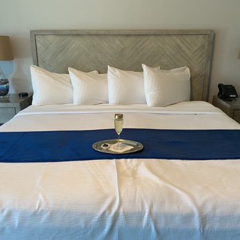 Athens Central Hotel - Champagne and chocolate after work! - Hotels Near Me - Athens, Ohio Athens Central Hotel - Champagne and chocolate after work! - Hotels Near Me - Athens, Ohio
