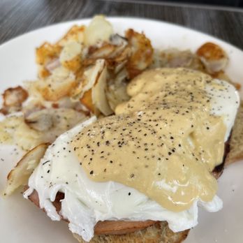 Cafe M - Classic Eggs Benedict - Breakfast & Brunch Near Me - Berkeley, California