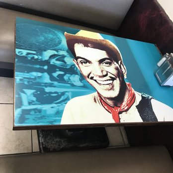 El Hoyo - Table - Mexican Near Me - Dallas, Texas