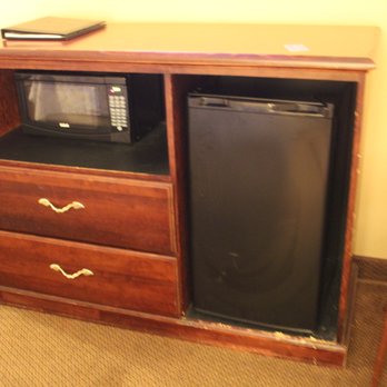 Funcity Resort Hotel - Beat up furniture - Hotels Near Me - Burlington, Iowa