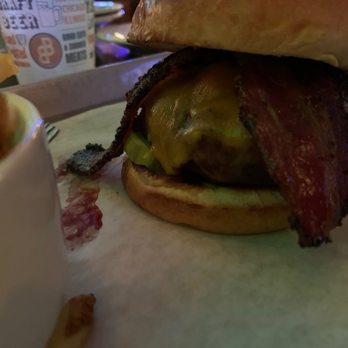Broken Barrel Bar - Buffalo - Sports Bars Near Me - Chicago, Illinois