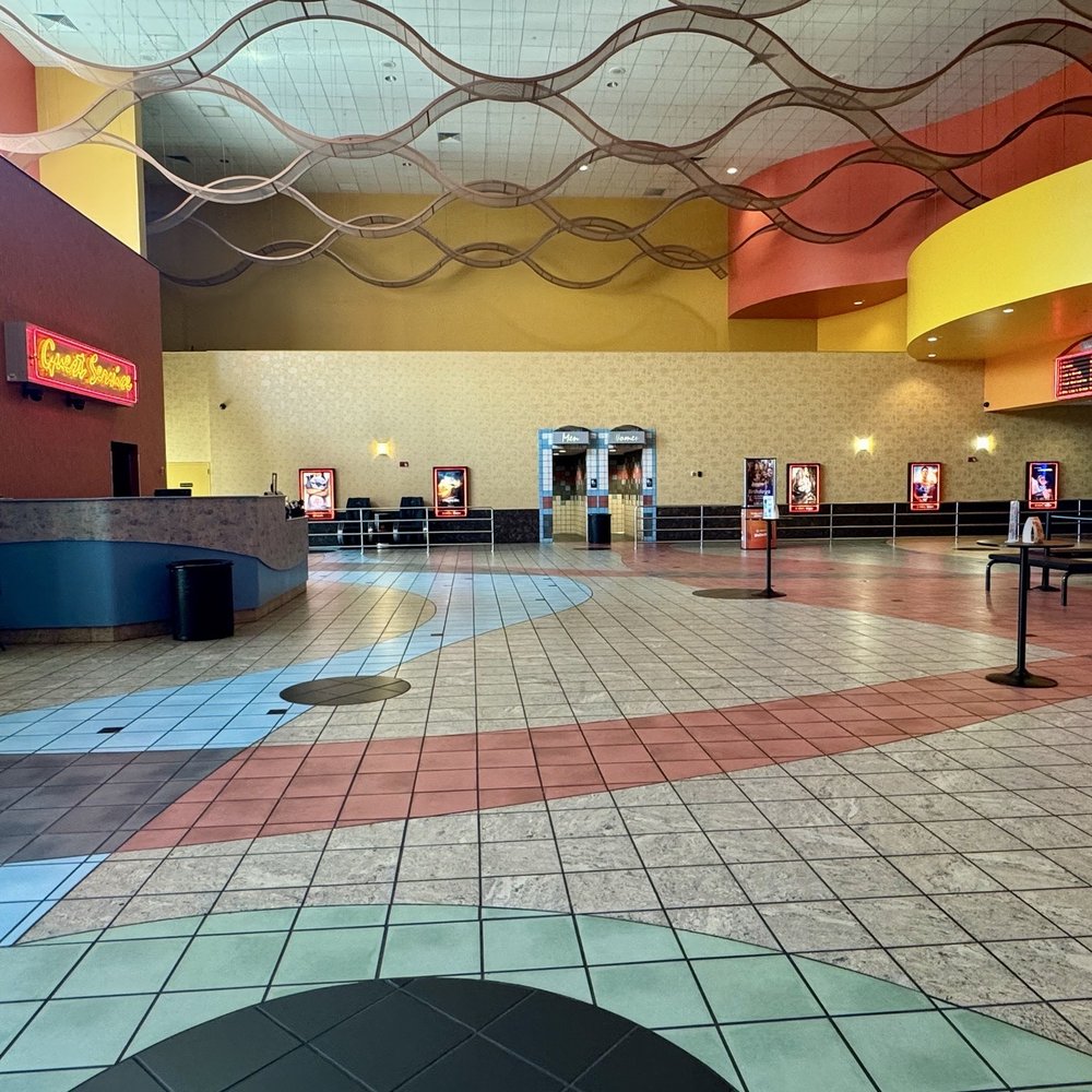 Regal Everett - Entrance - Cinema Near Me - Everett, Washington