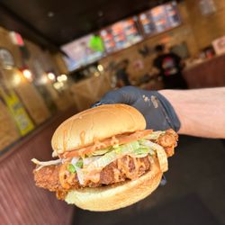 Staten Island House of Wings - Fried chicken sandwich
