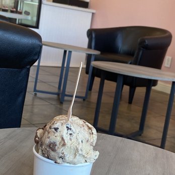 The Apron & Whisk - 1020 & vanilla bean ice cream (5.75( - Cupcakes Near Me - Union City, California The Apron & Whisk - 1020 & vanilla bean ice cream (5.75( - Cupcakes Near Me - Union City, California