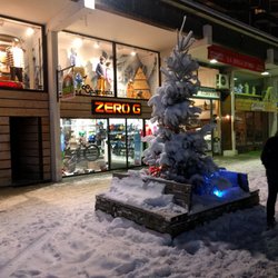 Zéro G - The shop from outside in winter-mode.
