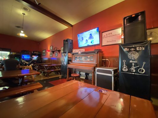 Me-n-Ed's Pizza Parlor by null