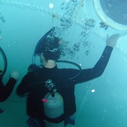 Pisces School of Dive Inc - Looking into the porthole at 25 feet!