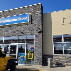 Vaughan Esso - Attached convenience store