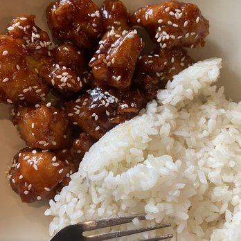 LOTUS CHINESE - Chicken with white rice - Asian Fusion Near Me - Austin, Texas LOTUS CHINESE - Chicken with white rice - Asian Fusion Near Me - Austin, Texas