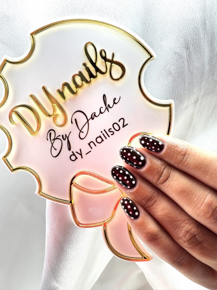 Dy Nails Salon Logo