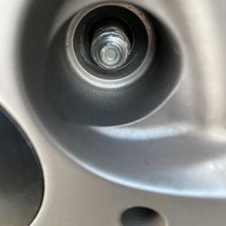 Los Reyes Tire Shop - Head of wheel stud broken off